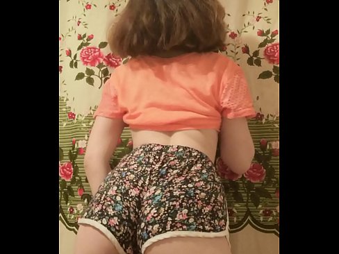 ❤️ セクシーな若いベイブがカメラでショーツを脱ぐ ❤️❌ アナルビデオ ❌️❤